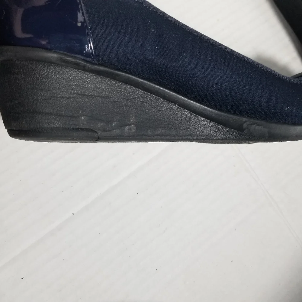 ANNE KLEIN SMALL WEDGE BLUE SHOE SIZE 6.5